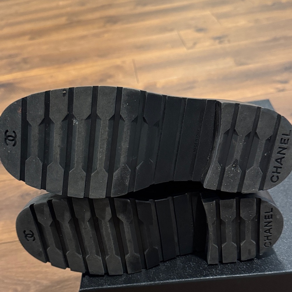 CHANEL Black Quilted Leather Lace-Up Combat Boots with Chain-Link Accents - Picture 5 of 8